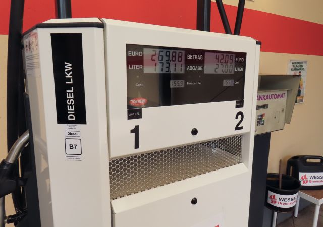 Diesel-Tanksäule mit Anzeige für Liter und Euro        Ist dieses Gespräch bislang hilfreich?