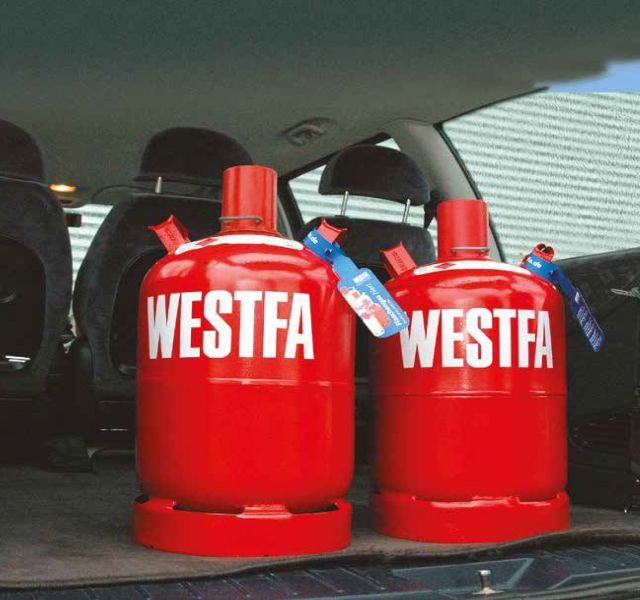 Zwei WESTFA-Gasflaschen in einem Auto