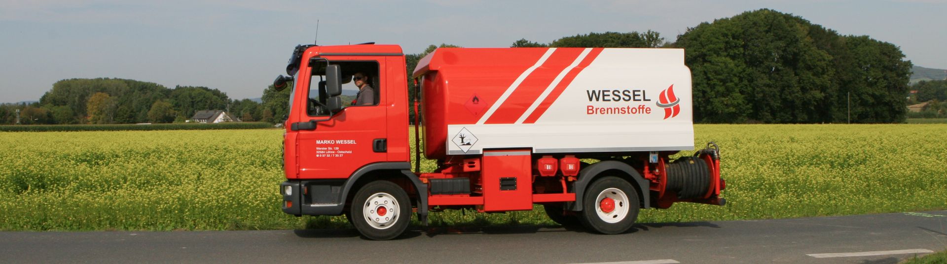 Ein Lkw von Wessel Brennstoffe, beladen mit einem Heizöltank, ist auf dem Weg zu einem Kunden.